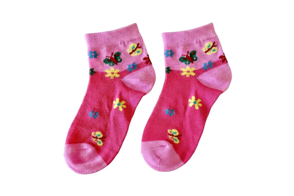 Girls' Butterfly Ankle Socks – Light Pink/Dark Pink w/Green & Yellow Butterflies, two socks side by side